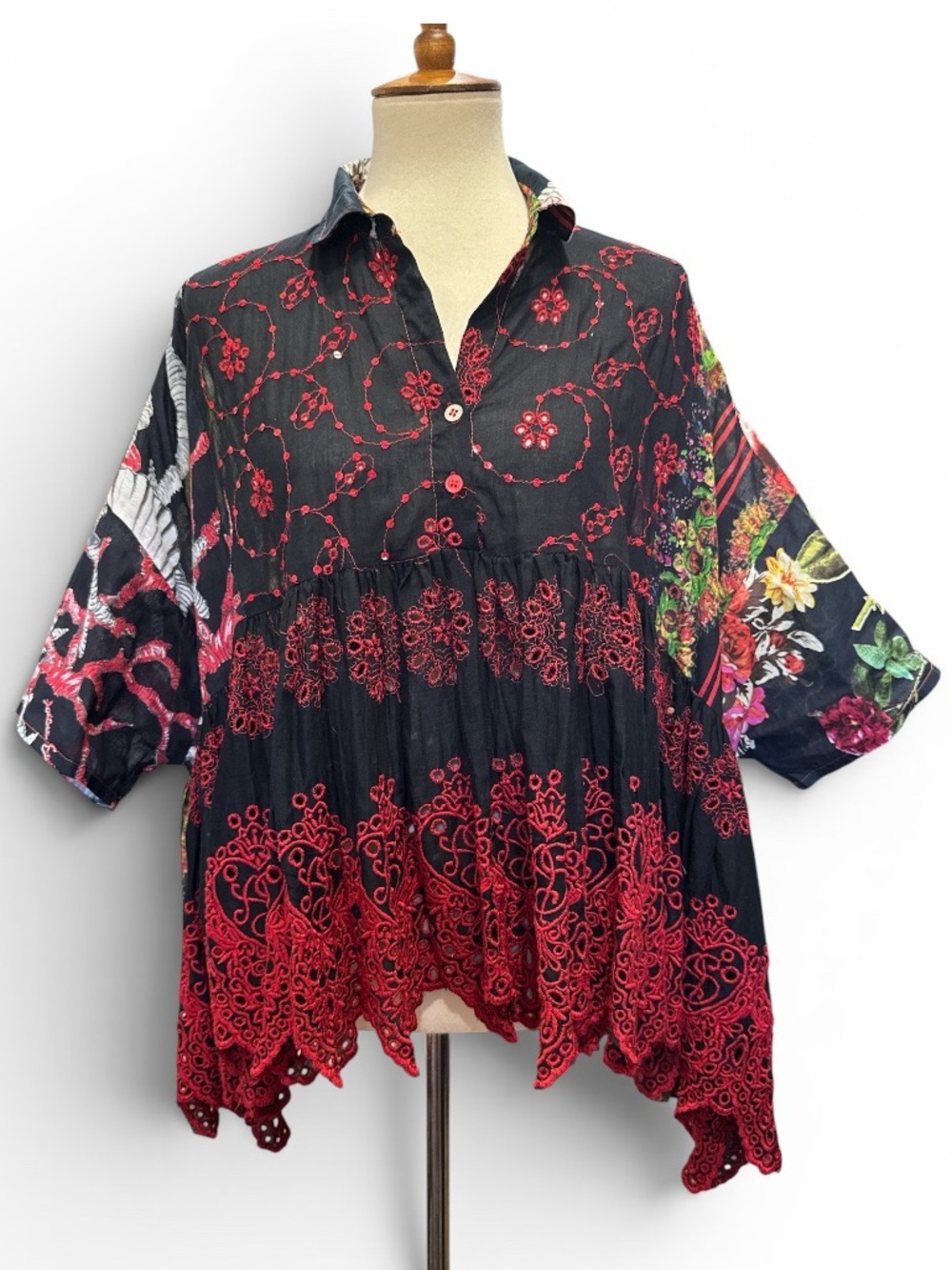 Antica Santoria with Red Embroidered Details #493